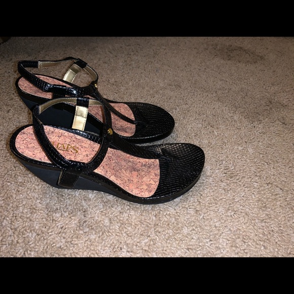 I am selling some black heel shoes super comfy - Picture 3 of 4